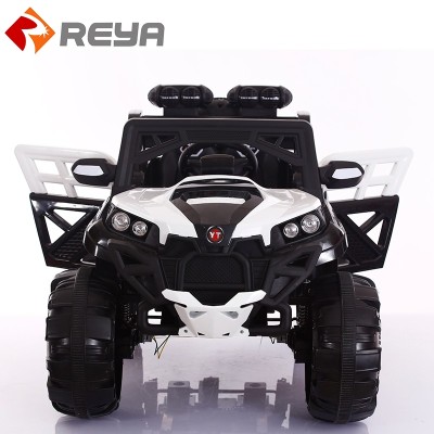 Children conduce un gran tipo de coche eléctrico de carretera Children conduce un gran tipo de coche eléctrico de carretera