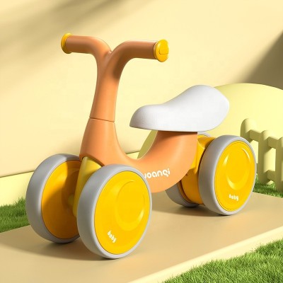 الطفل الصغير مع مجموعة من الأطفال مع مجموعة من الأطفال الطفل الصغير مع مجموعة من الأطفال مع مجموعة من الأطفال